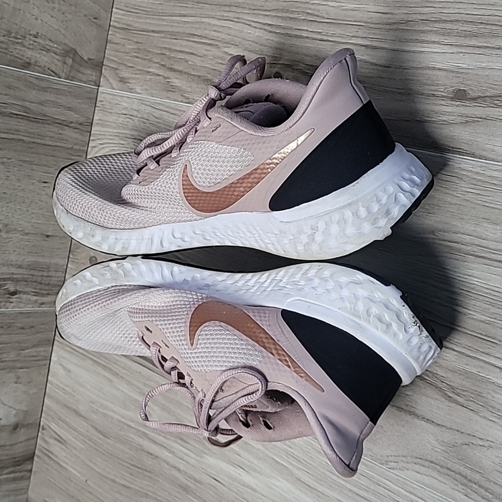 Nike Women's Barely Rose Metallic Bronze Revolution 5 Running Shoes Size US 8 - Picture 5 of 11